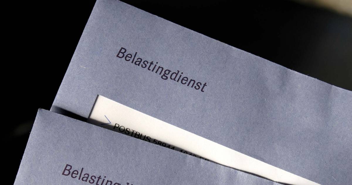 Twee blauwe enveloppen van de Belastingdienst